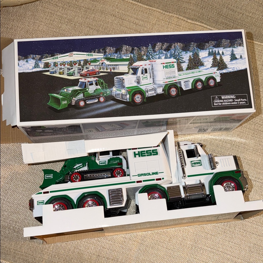 2013 Hess Toy Truck & Tractor Transporter Set Lights Sounds Motorized Loader NIB